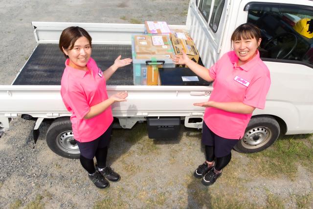 トラックに積んだ不用品とハートフル福岡のスタッフ写真